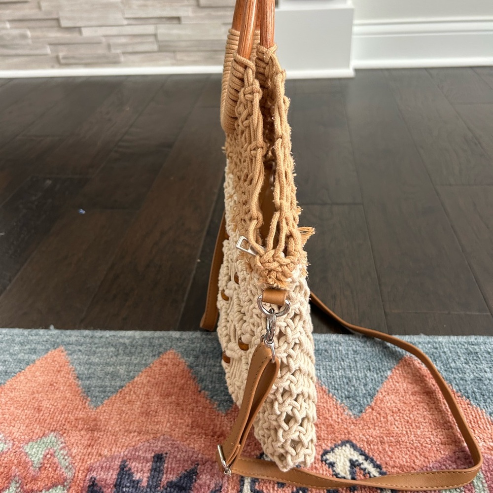Stylish Tan and Cream Woven Handbag - Picture 5 of 8